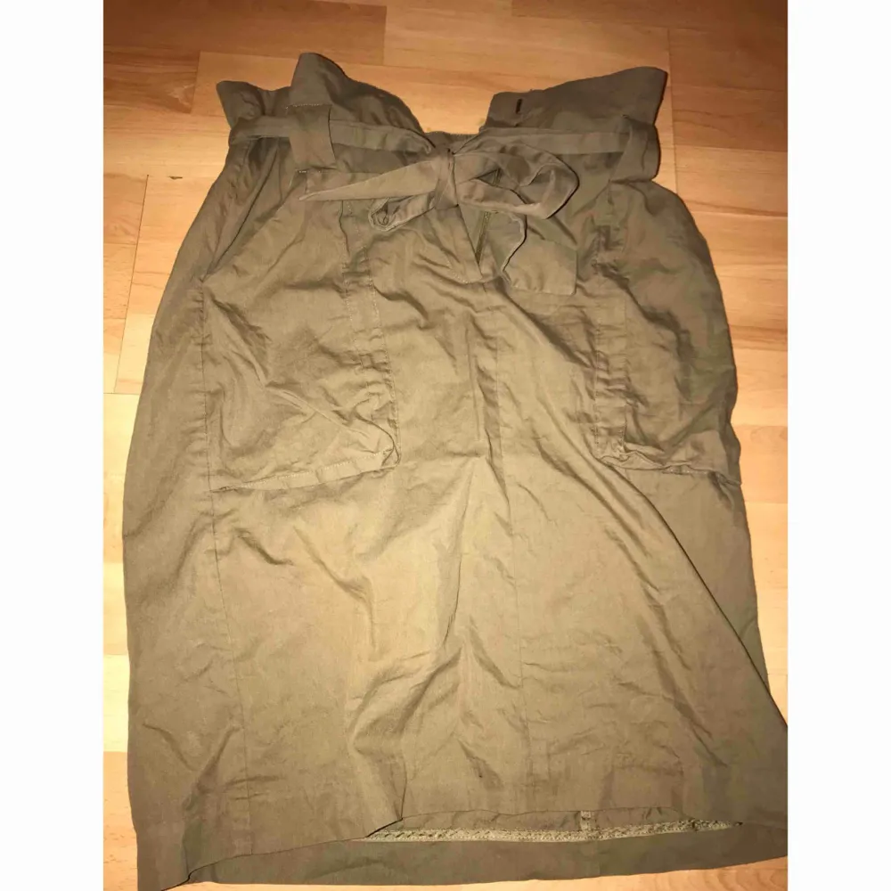 Snygg kjol från HM, det står att den är strl 42 men snarare 38. Militärgrön ”paperbag” kjol i bra skick, endast använd 1-2 gånger. Frakt ingår ej . Kjolar.