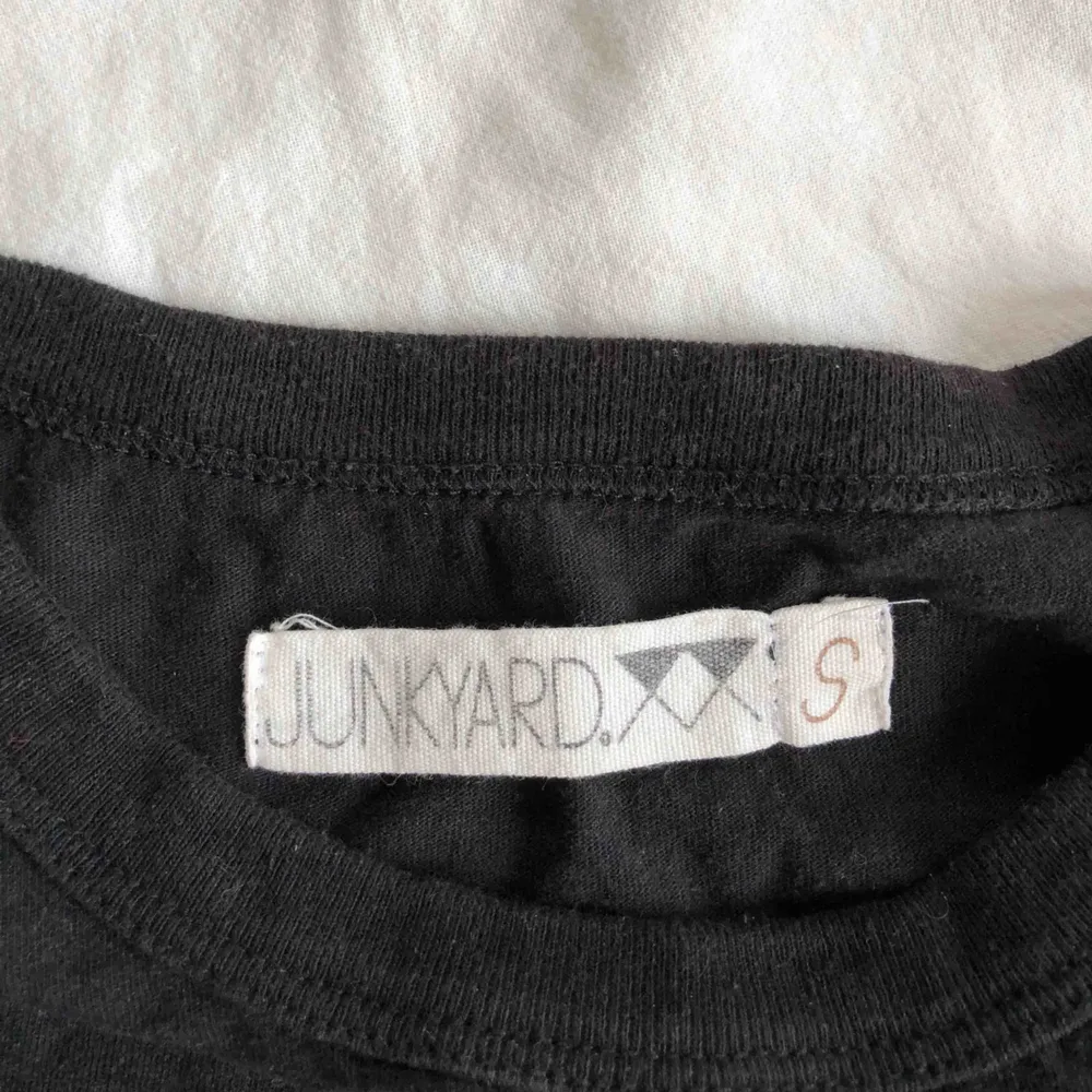 croppad t-shirt från junkyard i bra skick!! funkar för XS-S. köparen står för frakt!! (+30kr). T-shirts.