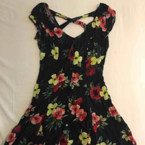  - Klänning ifrån Hollister i storlek XS, knappt använd. Har en korsning i ryggen.