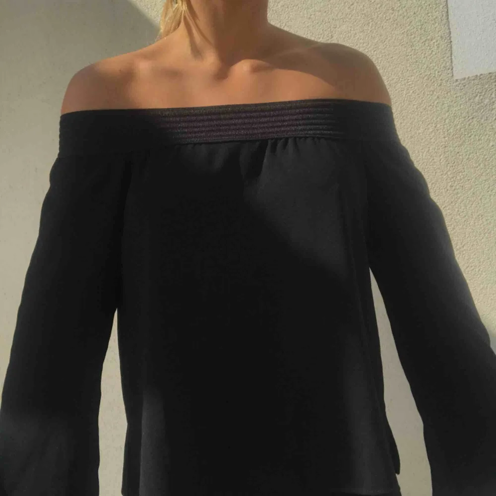 Snygg off-the-shoulder tröja från Zara! Fladdrigt tyg med lite större ärmar. Sitter väldigt snyggt på men är något svår att visa på bild.. Blusar.