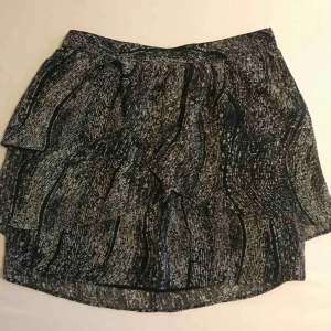  - Volang kjol ifrån Silence+Noise i storlek XS använd 1 gång.