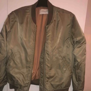  - Grön bomberjacka från Angelica Blick kollektion med bikbok. 