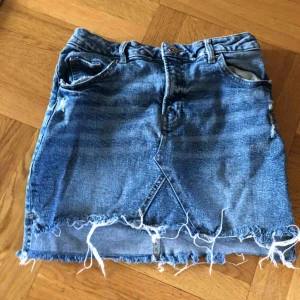  - Köpte den förra året och använt den 2 gånger! Den är tyvärr stor för mig. Jätte fin blå ( köparen står för frakten) 