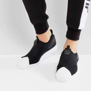  - Adidas superstar slip on. Använda typ 2 gånger. Jätte sköna och enkla att bara slänga på 