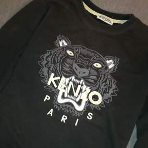 Kenzo tröja i Storlek Medium men passar som en Small. Väldigt fint skick o använd ett fåtal gånger. Köpt i Göteborg för ca 2400. Säljer den billigt för vill bli av med den. Priset kan diskuteras vid snabb affär!! :) kan frakta eller mötas upp!  