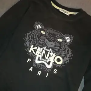 Kenzo tröja i Storlek Medium men passar som en Small. Väldigt fint skick o använd ett fåtal gånger. Köpt i Göteborg för ca 2400. Säljer den billigt för vill bli av med den. Priset kan diskuteras vid snabb affär!! :) kan frakta eller mötas upp!  