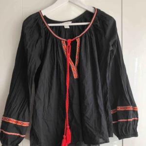  - En bohemisk blus.  Sparsamt använd, precis som ny.  Frakt tillkommer.