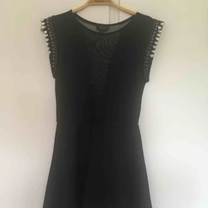  - Svart topshop klänning. Riktigt fin för en utekväll. Använd en gång. Storlek 38.  Hör av dig vid övriga frågor!