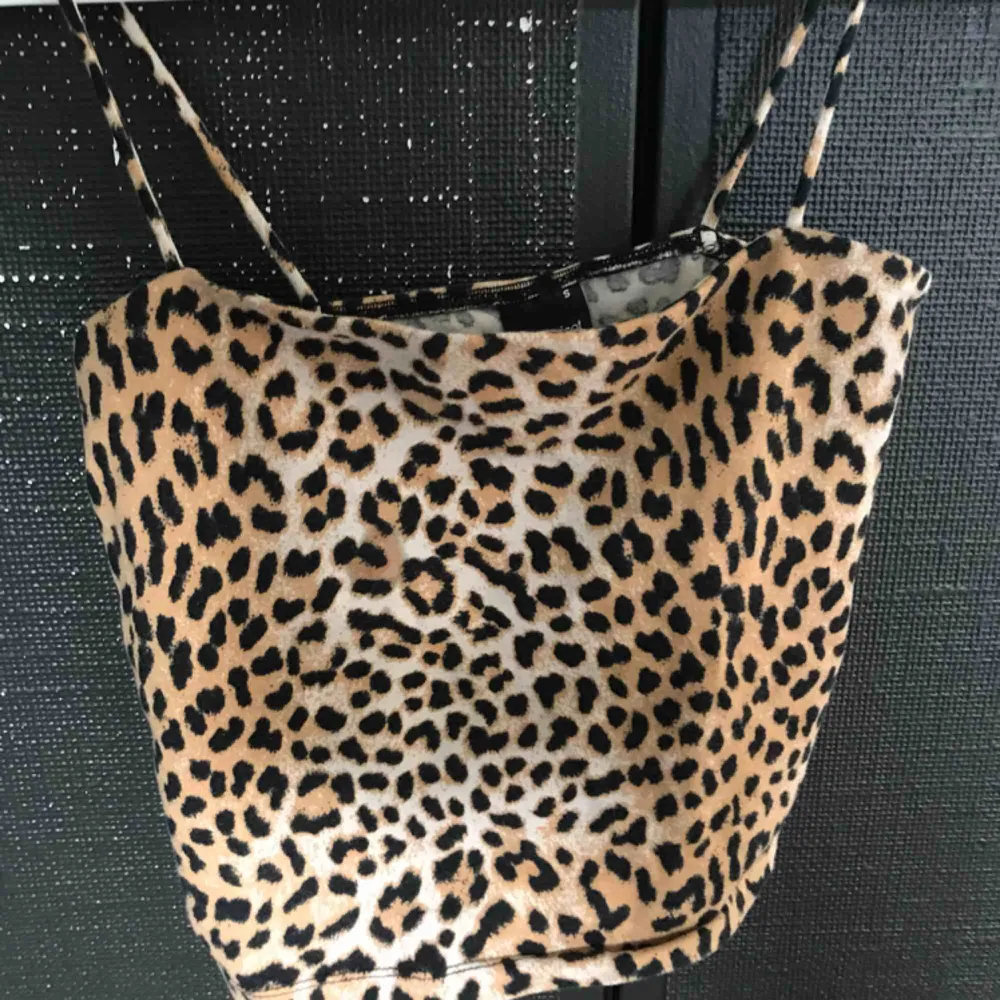 Leopard linne från Gina Tricot. Stolek S.. Toppar.