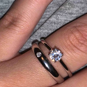  - Två olika ringar med stenar. Säljer en för 40kr eller båda för 60kr🌸🌼