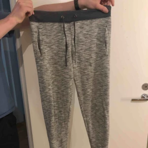  - Grå mjukisbyxor i bra skick 