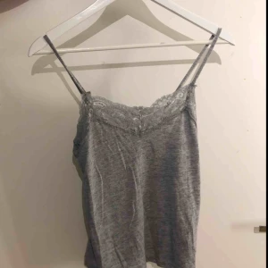  - Grått linne med spets som använts ett fåtal gånger 