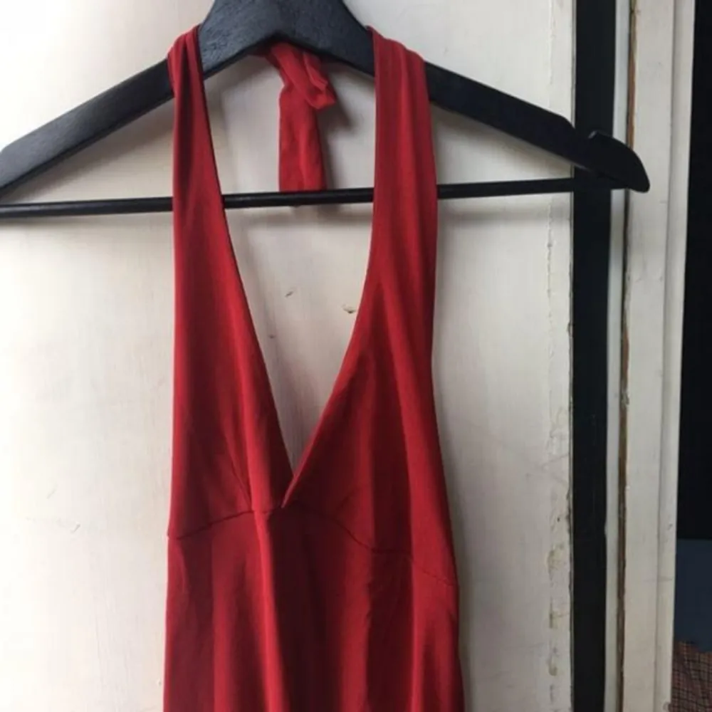 Säljer denna snygga röda klänningen som man knyter i nacken! ❤❤❤. Kjolar.