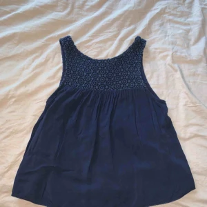  - Säljer ett gulligt linne från Chelsea. Köparen står för frakt men kan mötas upp i Helsingborg.