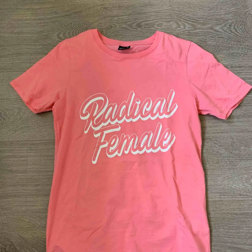 ”Radical Female” T-shirt från Gina! Använd endast en gång. Passar mig som vanligtvis har XS/S. Frakt inräknat i priset, tar endast Swish :). T-shirts.