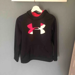  - Under armor hoodie i svart med rosa luva, aldrig använd då den är för kort i armarna på mig 😊