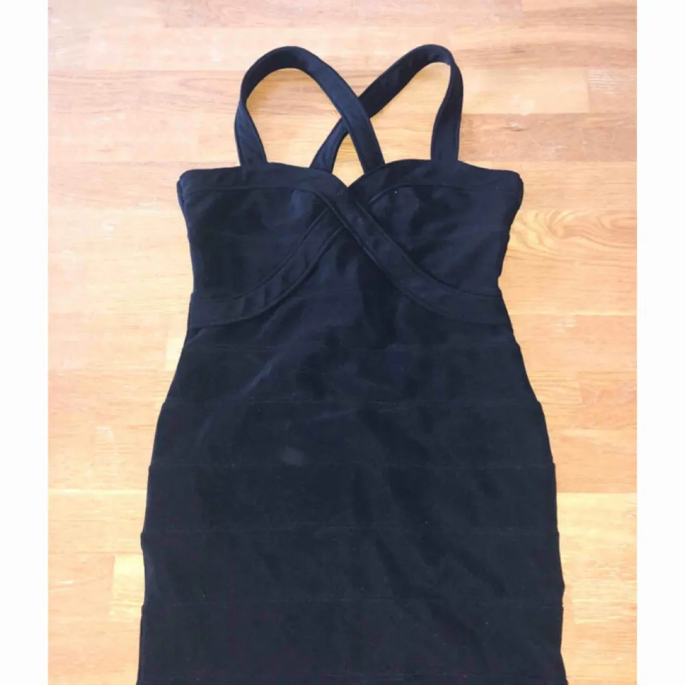Superfin fodralklänning ifrån BikBok med stora ”ränder” men helfärgad svart. Fint skick använd 2 ggr. . Klänningar.