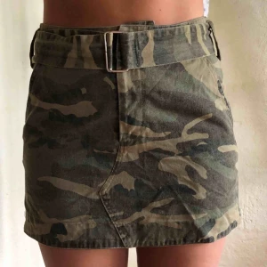  - Kjol från Nakd i jeansmaterial, använd max 5 gånger så i väldigt bra skick! Perfekt längd. 
