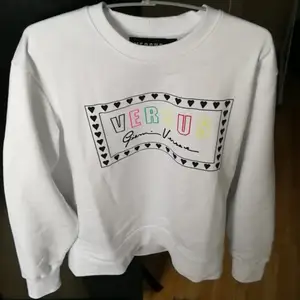 Nyköpt Versace sweatshirt med strl M.