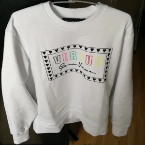  - Nyköpt Versace sweatshirt med strl M.