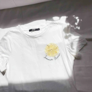  - Mjuk och tunn bomullströja från Bik Bok. Perfekt nu på sommaren! Använd fåtal gånger. Frakt 15kr  Gbg/Borås