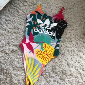  - Helt oanvänd! Etiketterna finns kvar!  Säljs p.g.a. för liten storlek!  Storlek: 34/36  Köpt för 400kr, säljs för 350kr!