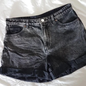  - Kortbyxor i jeans, fickor fram och bak. Använda fåtal gånger 