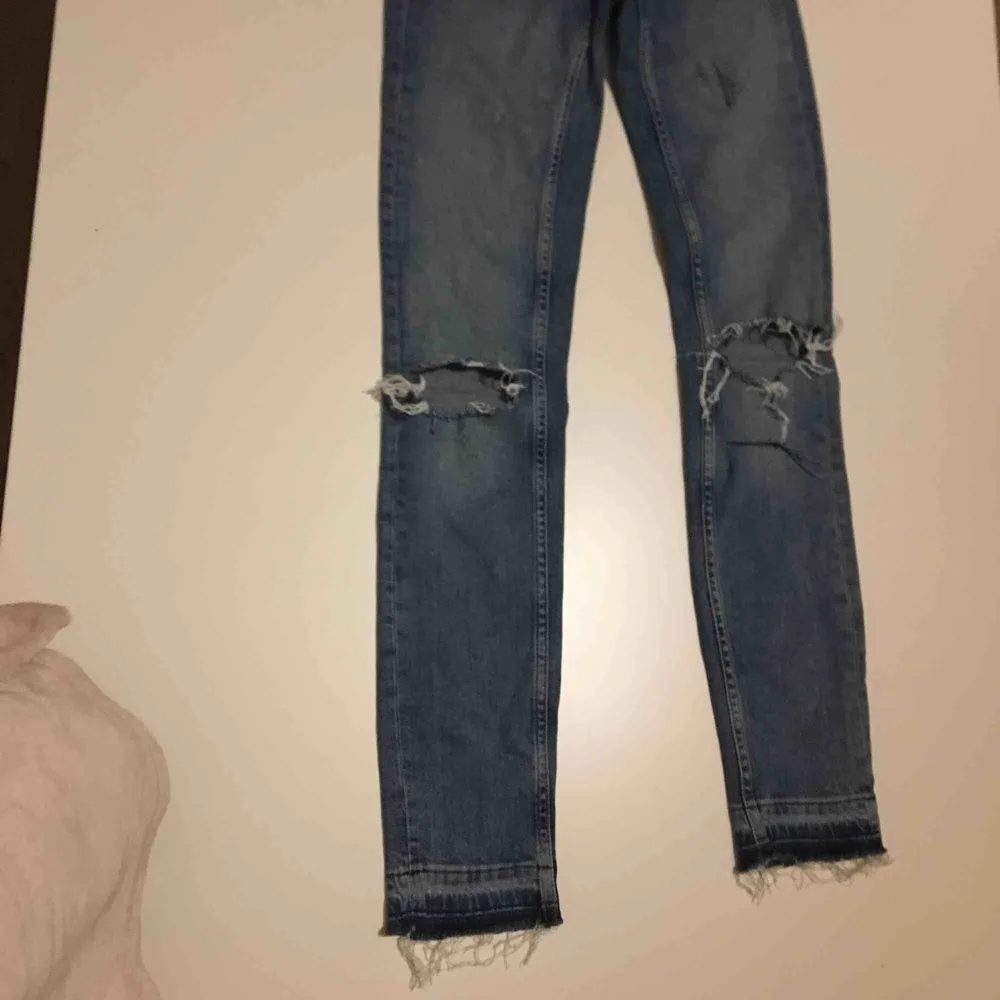 Slitna jeans från Ginatricot . Jeans & Byxor.