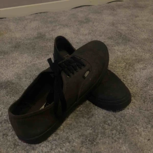  - Svarta vans som nästan är helt oanvända. Passar till allt! 