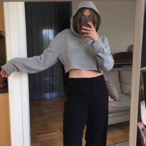 - Croppad hoodie. Köparen står för frakt! 🕊