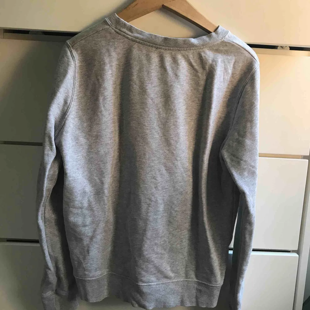En grå äkta Morris sweatshirt i fint skick, använt fåtal gånger men används ej längre, säljer för att den kan nog bli använd mer än vad den har använts. Nypriset var ca 900kr. Tröjor & Koftor.