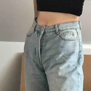  - Ljusa mom jeans i nyskick! Tyvärr för korta för min smak, sjukt snygga tho