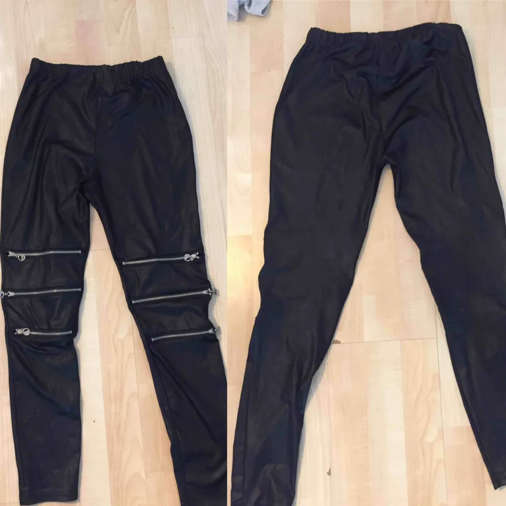 Svarta leggings/byxor med dragkedjor, stretch, onesize. Använda ett par gånger, bra skick!. Jeans & Byxor.