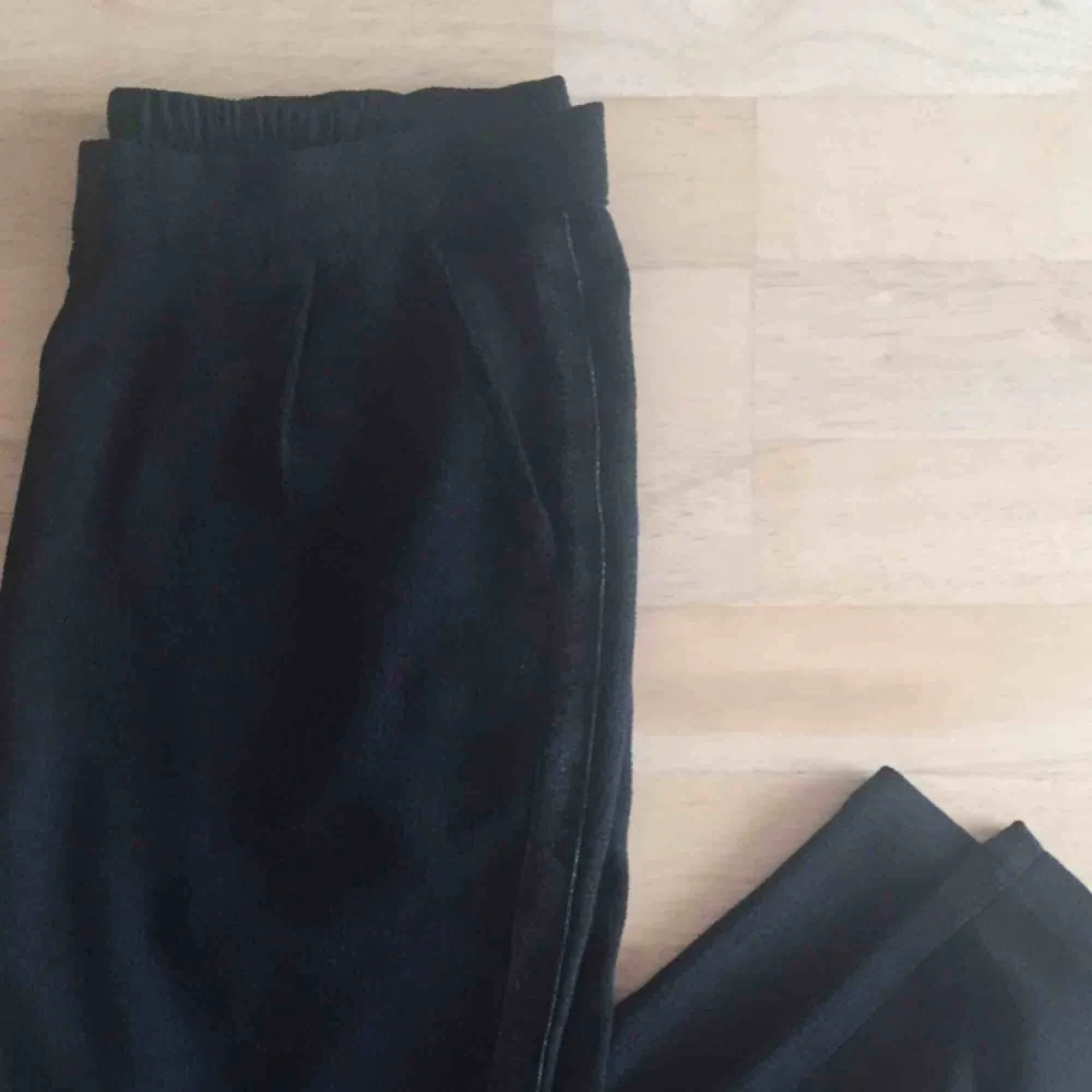 Snygga och sköna svarta byxor! ❣️ Sparsamt använda. Med fickor och resår i midjan. Revärer i diskret glitter ✨ Passar S-M.  📬 Frakt 54 kr.. Jeans & Byxor.