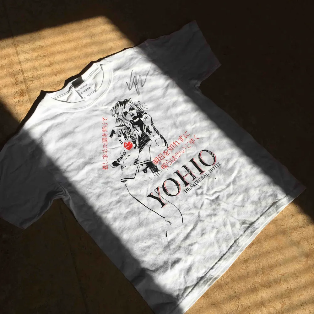 Yohio T-shirt med hans riktiga autograf (har aldrig haft på mig den) frakten står köparen  . T-shirts.