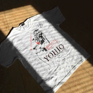  - Yohio T-shirt med hans riktiga autograf (har aldrig haft på mig den) frakten står köparen  
