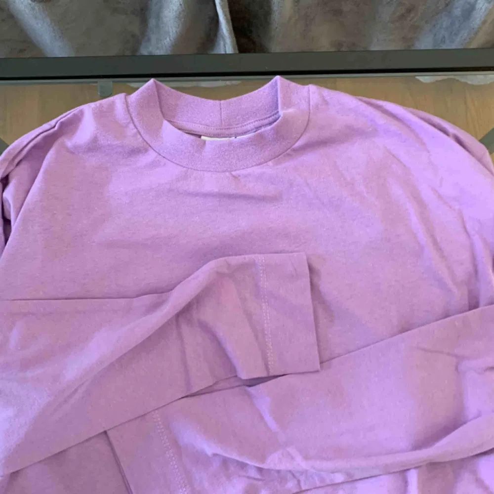 Unisex långärmad lila tröja från collusion, aldrig använd, nybeställd. Såg inte bra ut på mig så säljer vidare. Köpare står för frakt (50kr)✨. Toppar.