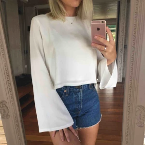  - Skitsnygg blus med vida armar och detalj i ryggen från Forever 21. Chiffong material med lager under. Dragkedjan i ryggen har en liten missfärgning långt ner. Kan mötas upp i/nära Göteborg. Kan även skickas, då tillkommer fraktkostnad.