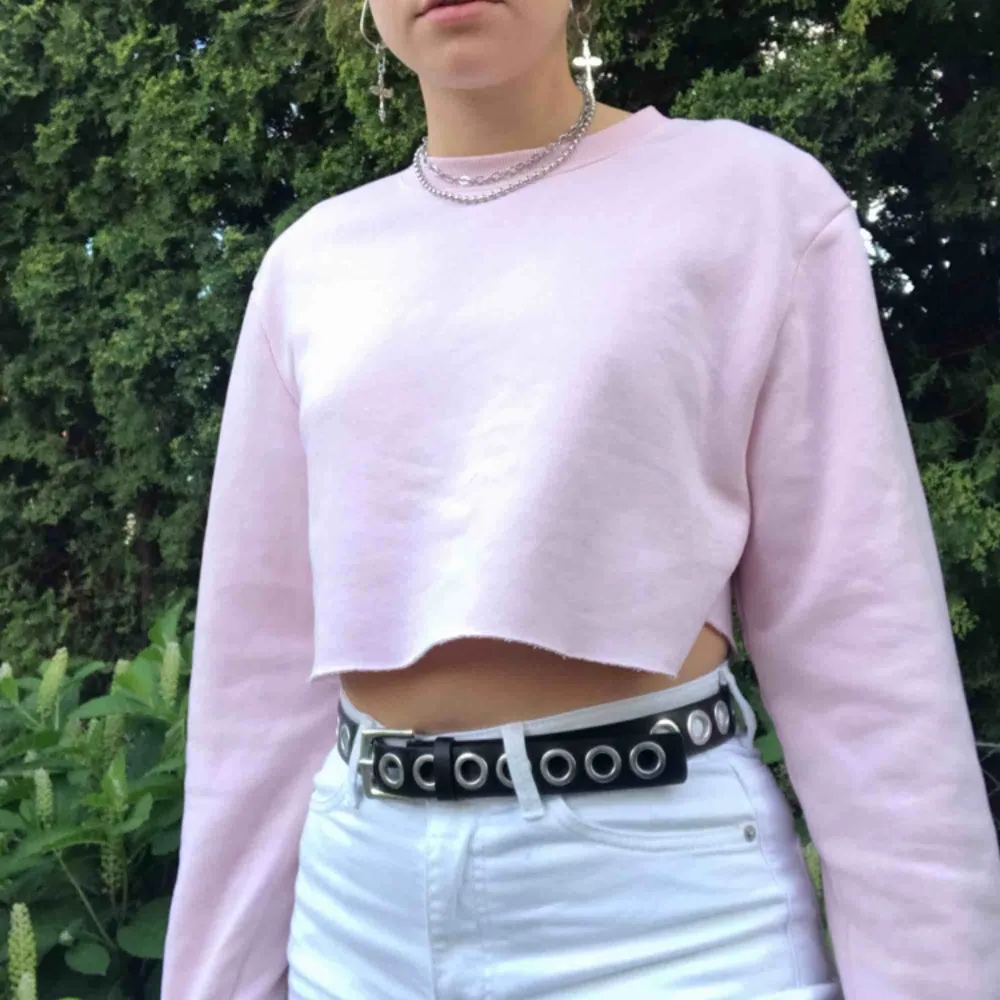 Jättesöt cropped tjocktröja i babyrosa. Den är väldigt mjuk på insidan så super gosig när det är lite kallare på kvällarna. Köparen står för frakt. Hoodies.