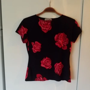  - Tunn kort topp i elastiskt material, står M men passar S