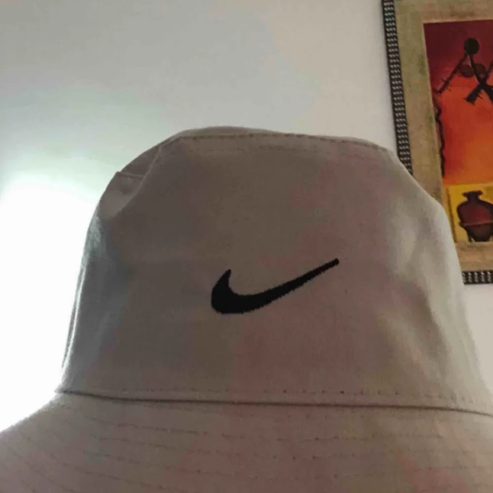 En !fake! Nike bucket hat i färgen ljusgrå. Endast testad en gång. Frakten ingår i priset 💕 xoxo (sista bilden är ej min!) . Accessoarer.