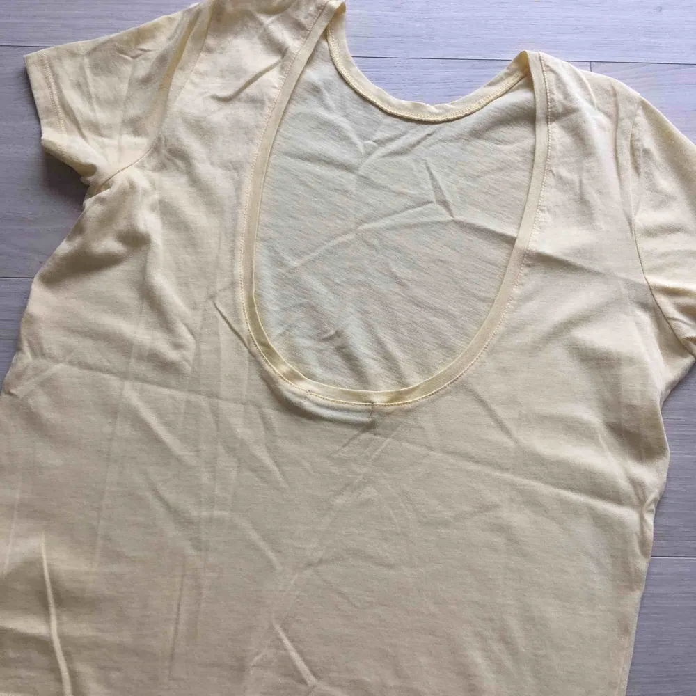 Ny T-shirt från NA-KD med öppen baksida. XS storlek men passar för S också. Aldrig använd! Frakt kommer (20kr).. T-shirts.