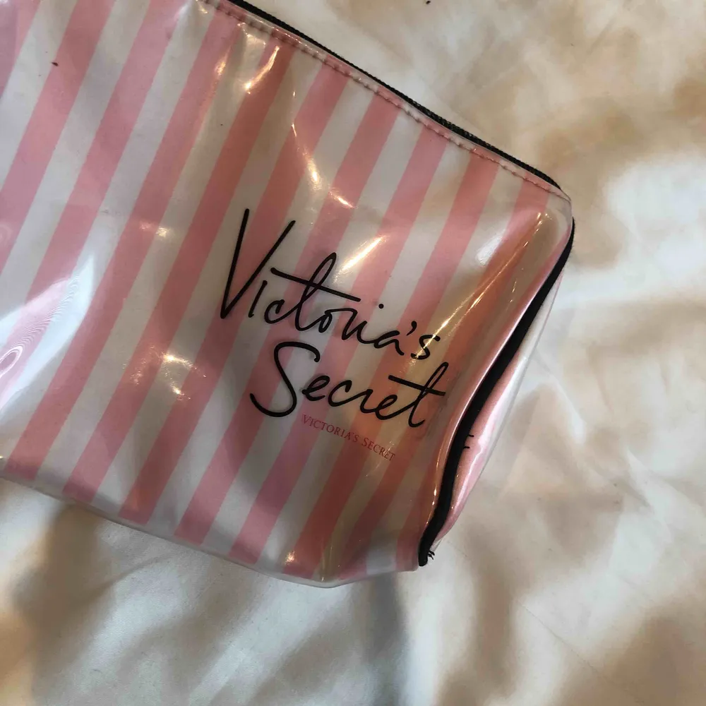 Victoria secret sminkväska. . Väskor.