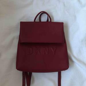 Säljer min oanvända DKNY ryggsäck! Den är rymlig (får plats med min MacBook) och stilren. En ficka utanpå och flera fickor inuti. Köpt för 1000kr :) priser kan diskuteras vid snabb affär.