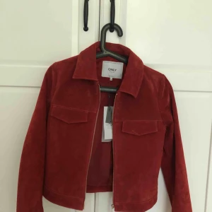  - Snygg mockajacka från ONLY! Aldrig använd!! Nypris: 999kr. Frakt tillkommer! 