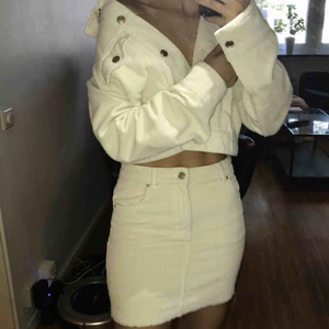  - Jättesnyggt set med manchesterkjol och jacka från Gina tricot i färgen beige🥰 Kjolen är i storlek 34 och jackan i S. Säljer de helst tillsammans. Nypris ca 650kr tillsammans.💗