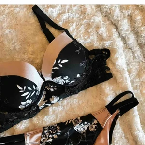  - Säljer denna fina bikinin från River Island som jag bara har använt 2 gånger. Överdelen är i storlek 38 och har lite push-up och underdelen är i storlek 36. Fina detaljer och bra kvalité. Om du är intresserad av att bara köpa en del går det också bra. ❣️