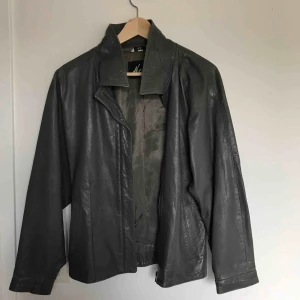  - Grå skinnjacka från köpt ifrån beyond retro, bra skick