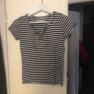  - Fin randig hollister tröja, inga fläckar eller hål
