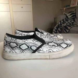  - Ett par slip-on i bra skick. Sulan är lite smutsig men resterande delar av skorna är i mycket bra skick. Säljer pga att jag köpte fel storlek tyvärr. Frakt ingår  ej. 